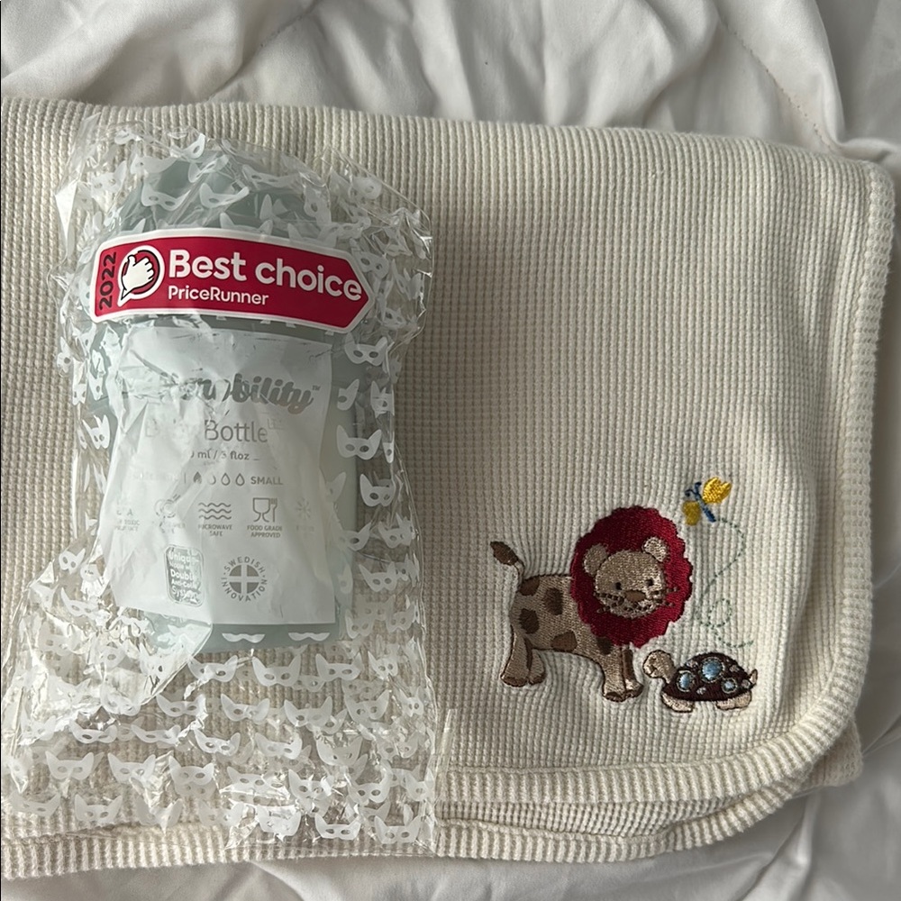 Baby Blanket with Lion and Turtle Embroidery, free Herobility Baby Bottle